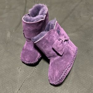 Ugg baby girls boots new never worn purple size 2/3 with bow nwob